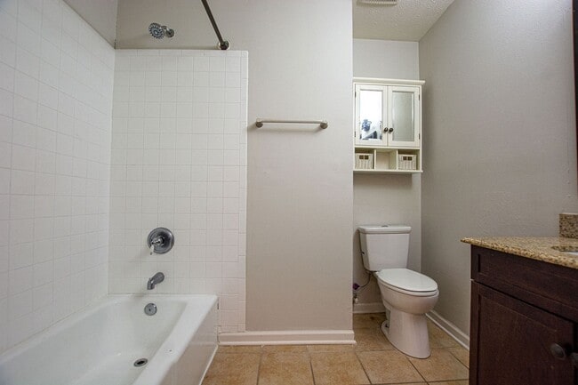 Building Photo - Split Entry 3 Bedroom / 2 Bathroom Home