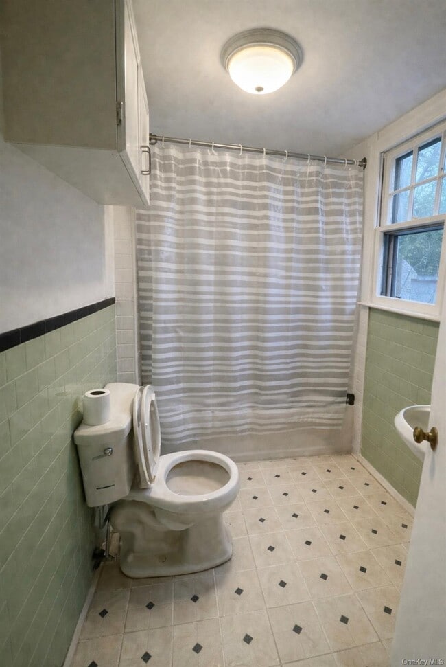 Building Photo - 27 Middle Line Ave