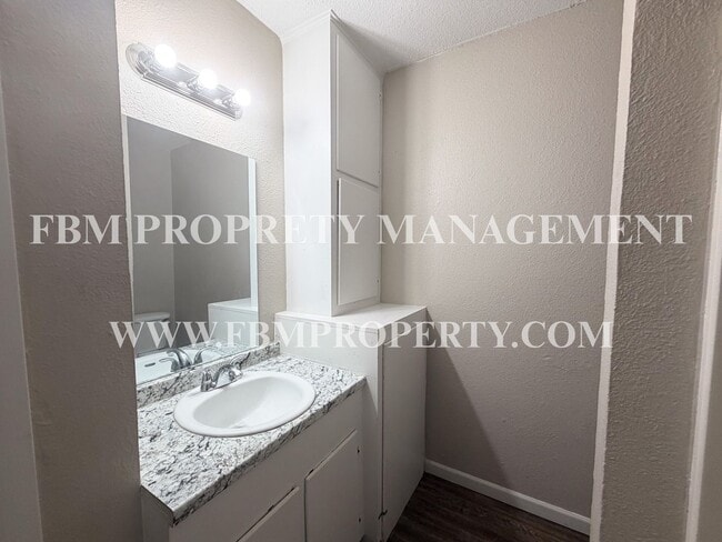 Building Photo - 3224 W 8th Ave