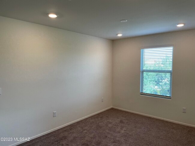 Building Photo - 1127 E Cairn St