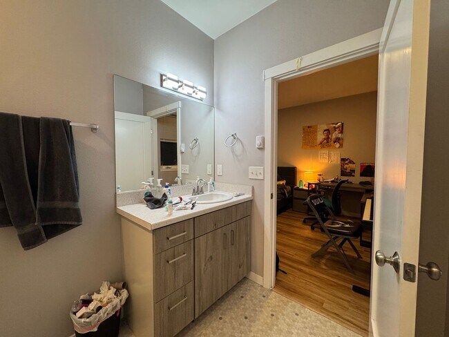 Building Photo - 6 Bed 5 Bath House Newer Updated Near Happy Valley, Fairhaven, WWU