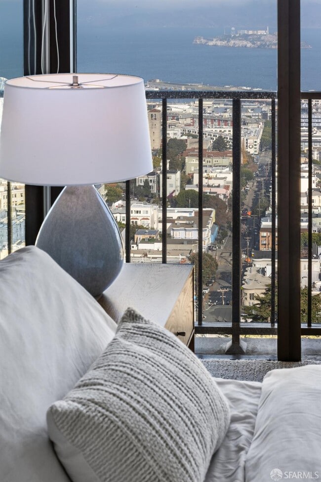 Building Photo - 999 Green St