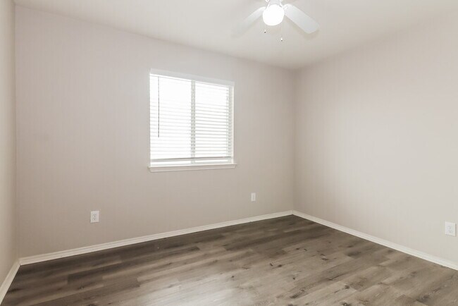 Building Photo - 1410 Post Oak Trail