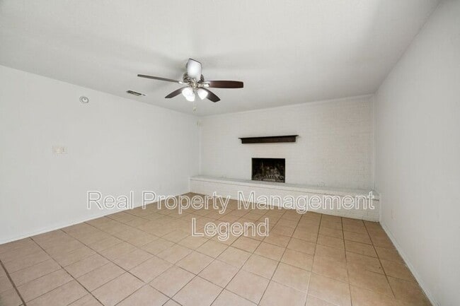Building Photo - 2024 Robinson St