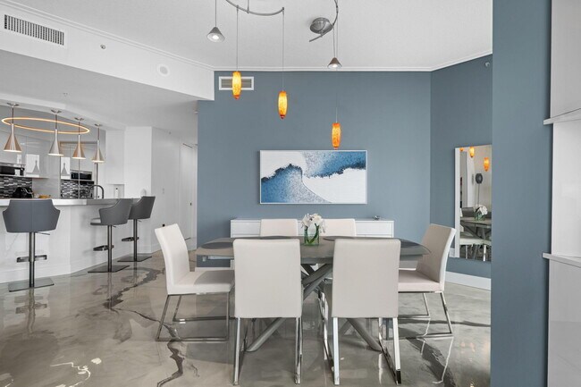 Building Photo - 347 N New River Dr E