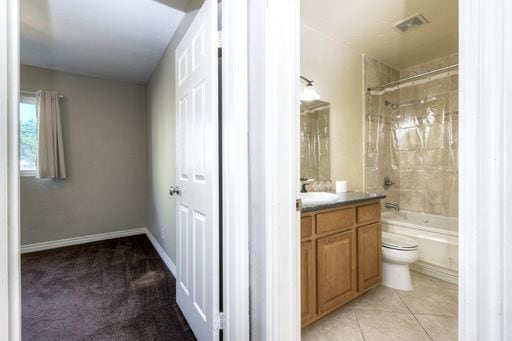 Building Photo - San Diego City Heights Upstairs Condo Two Weeks FREE in Beautiful Gated Complex- Available Now