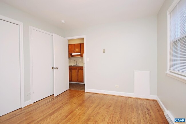 Building Photo - 2114 Ivy Rd