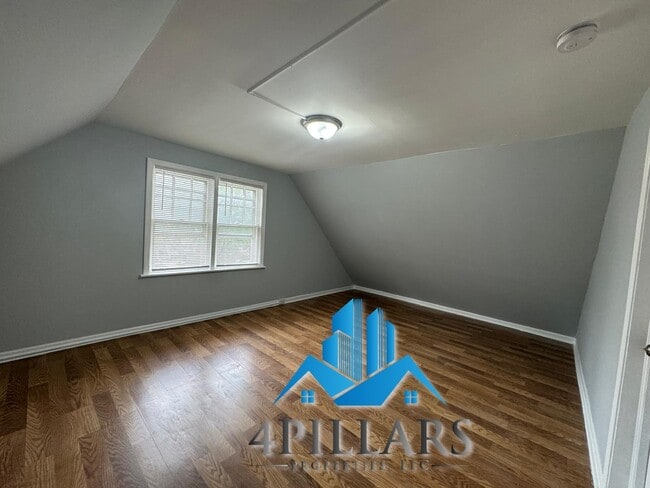 Building Photo - 1715 Parkview Ave