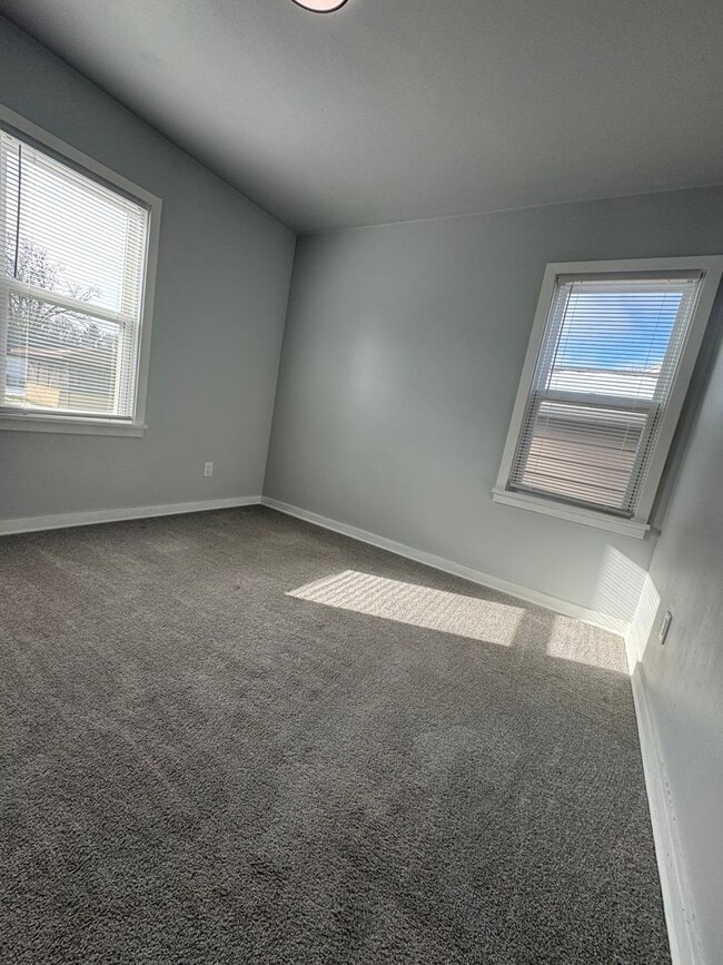 Building Photo - Beautiful 3 Bedroom 1 Bath Ranch Style Sin...