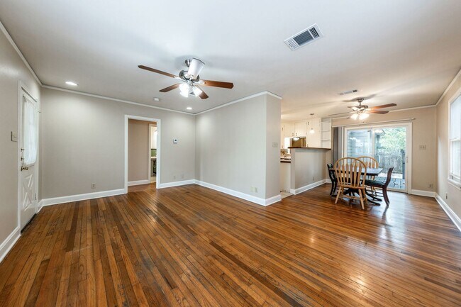 Building Photo - 909 E 38th St