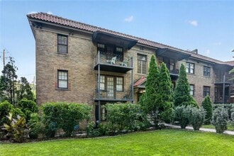 Building Photo - 677 Somerset Terrace NE