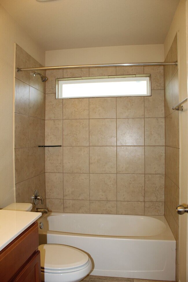 Building Photo - ALMOST NEW, CUTE 3 BEDROOM, 2 BATH