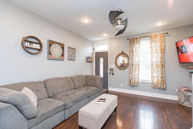 Building Photo - 2658 Edgemont St