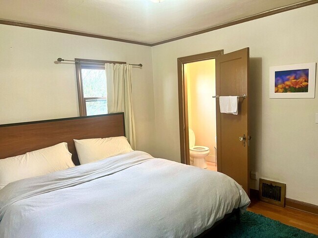 Building Photo - Stunning 3bed/3.5bath Brick Home in Ballard!