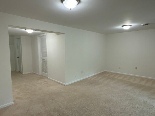 Building Photo - Beautiful 4 Bed 2.5 Bath Townhome in Burke For Rent!