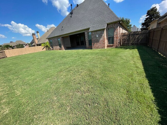 Building Photo - Gorgeous 4 Bedroom home in Twelve Oaks