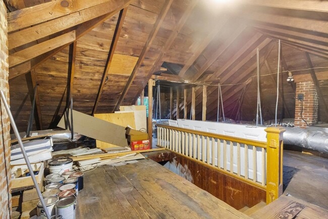 Building Photo - 1110 N Pasteur St