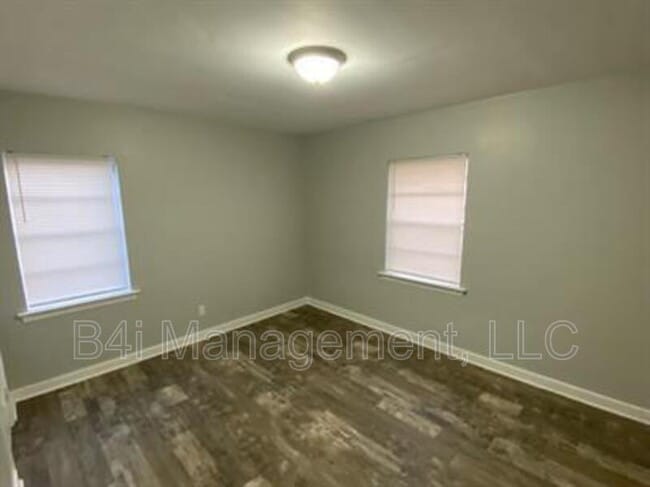 Building Photo - 10 Estes Dr
