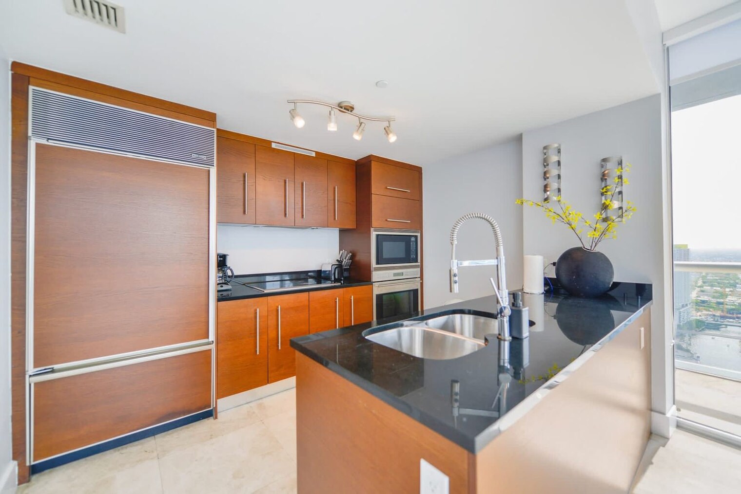 Building Photo - 485 Brickell Ave