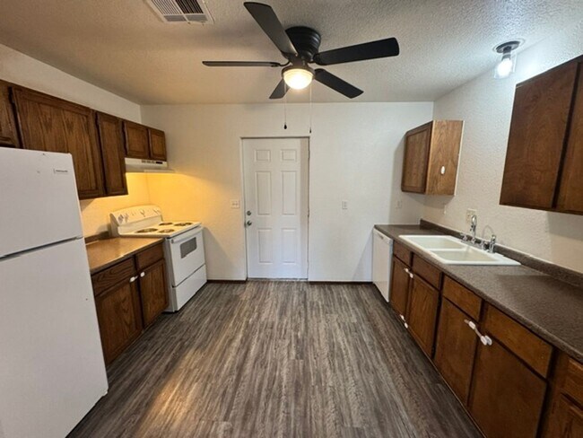 Building Photo - 3 bed 2 baths duplex for rent with all new goodness inside!  Just got a new roof and it is a grea...