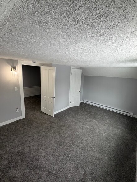 Building Photo - 122 River Rd