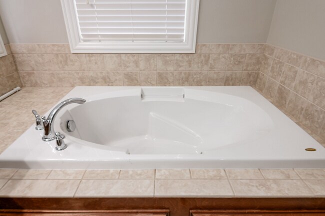 Building Photo - 4184 Hobbs Landing Dr W