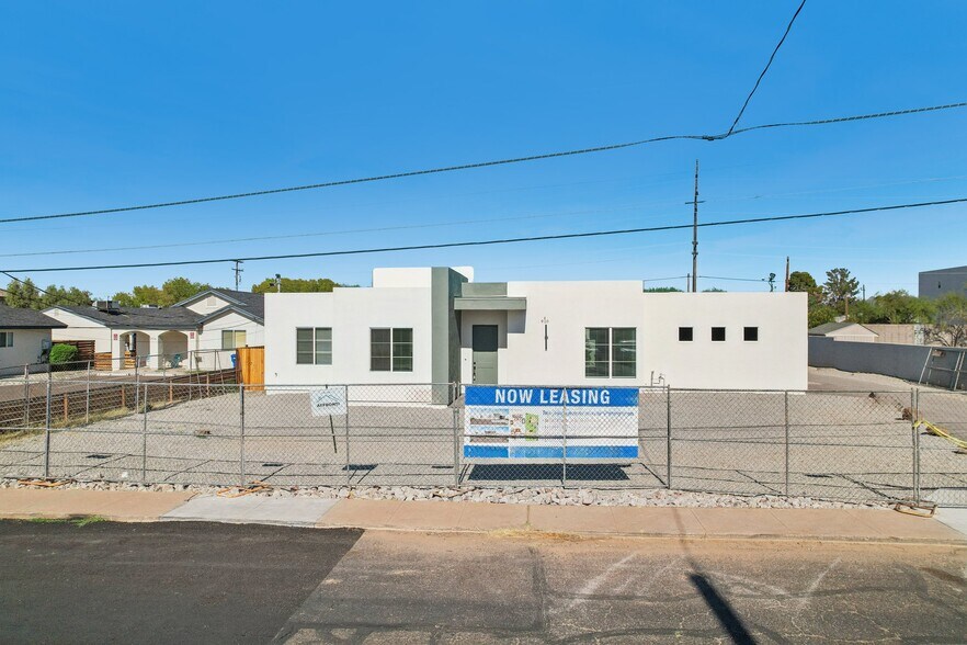 Building Photo - 910 E Roma Ave