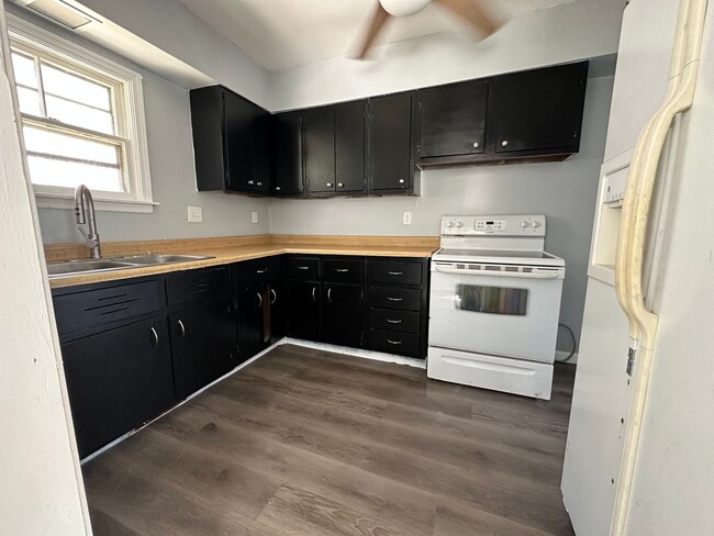 Building Photo - BEAUTIFUL 2 BEDROOM 1 BATH NEWLY REMODELED