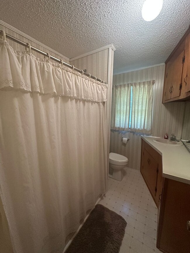 Building Photo - Charming 3-Bedroom, 2-Bath Home in Peacefu...