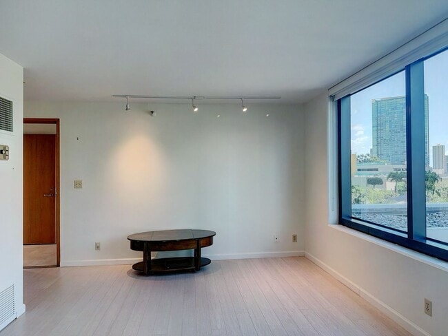 Building Photo - Stunning Kakaako 2 Bedroom at Nauru Tower