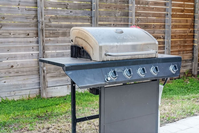 Building Photo - 2423 NE 202nd St