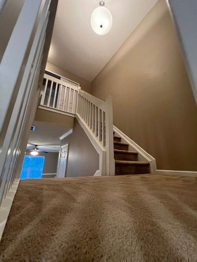 Building Photo - 2 Bedroom Townhome for Rent!