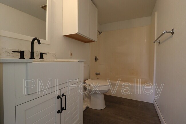 Building Photo - 122 S State St