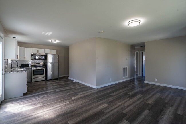 Building Photo - Newly renovated 3 bed and 1 bath house in ...