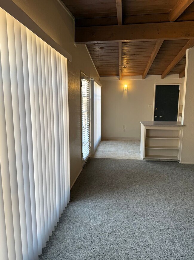 Building Photo - Charming Pet Friendly 3-Bedroom in Quiet C...