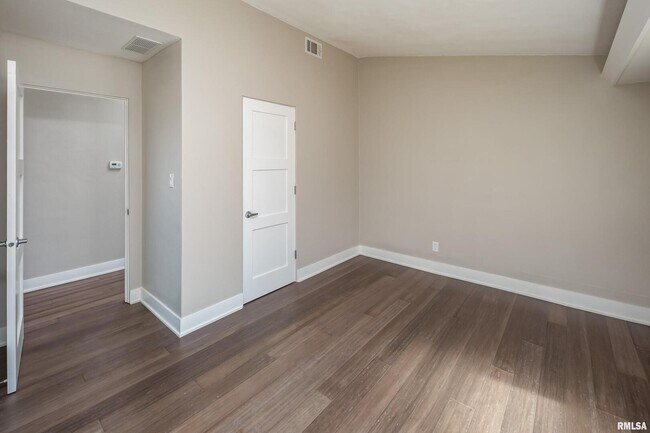 Building Photo - 4640 5th Ave