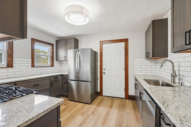 Kitchen - 1705 W Custer Ave