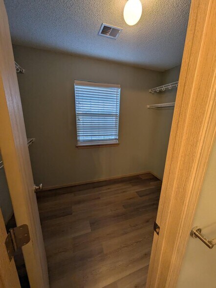 Building Photo - 2013 Hickoryleaf Ln