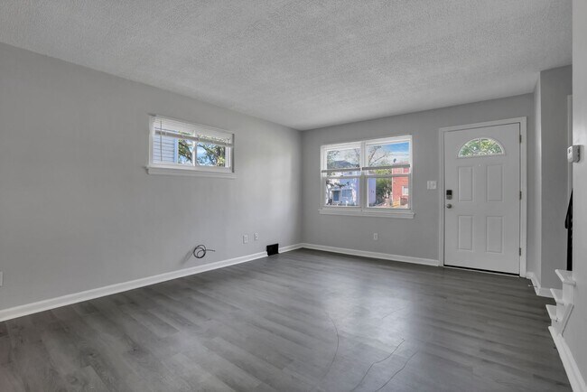 Building Photo - 898-900 Racine Ave