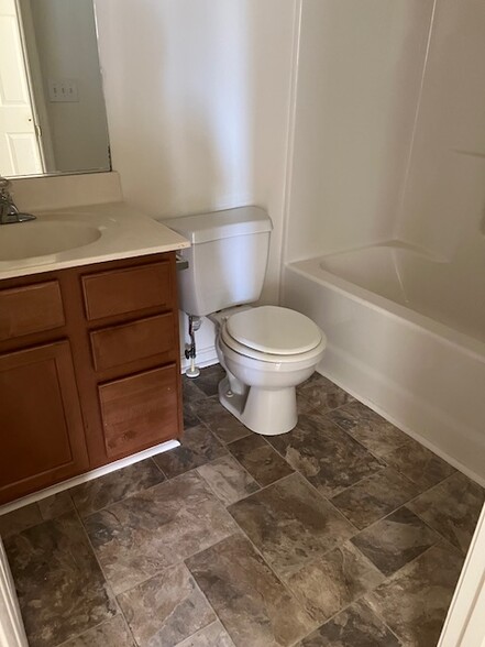 Building Photo - 140 Rock Ledge Ct