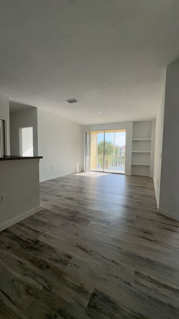 Building Photo - Beautifully Renovated 4 Bed / 2 Bath Condo in Visconti West Condominium- Water View