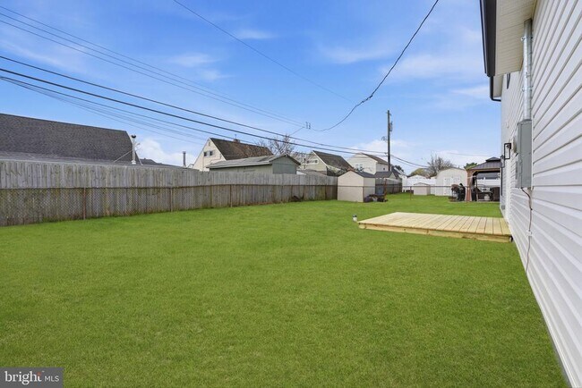 Building Photo - 213 Holly Dr