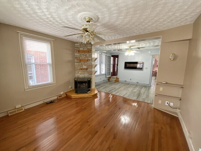 Building Photo - 3 Bedroom 1.5 Bath Private Home Must See K...