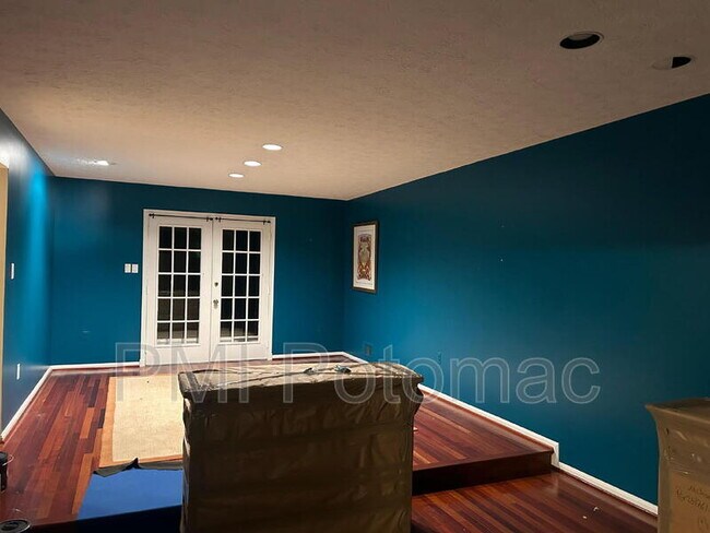 Building Photo - 1718 Crestview Dr