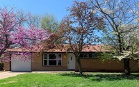 Building Photo - 3-Bedroom/1-Bathroom Home – Available June!