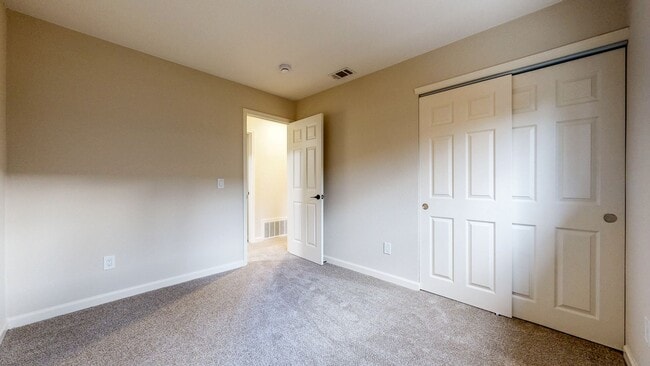 Building Photo - Meticulously Maintained Four Bedroom Singl...