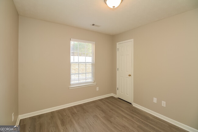 Building Photo - 7 Mineral Springs Ct