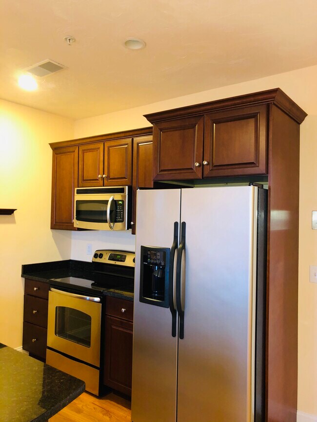 Building Photo - 100 Fellsway W