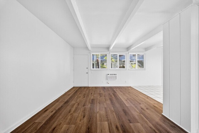 Interior Photo - 9025 National Blvd