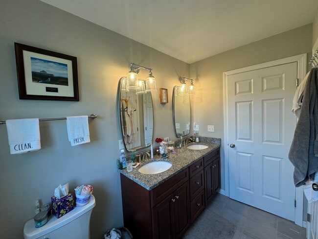 Building Photo - Beautiful 4 Bedroom Colonial